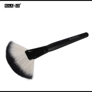 MAANGE Pro 1pcs Soft Makeup Large Fan Brush Big To